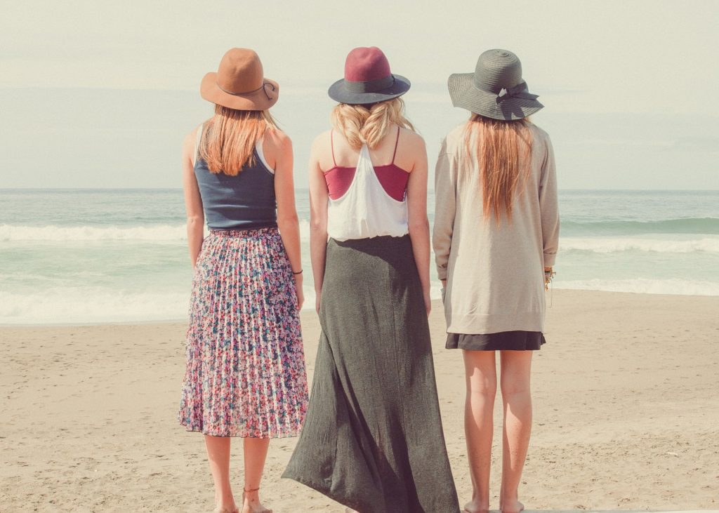 海辺の女性たち